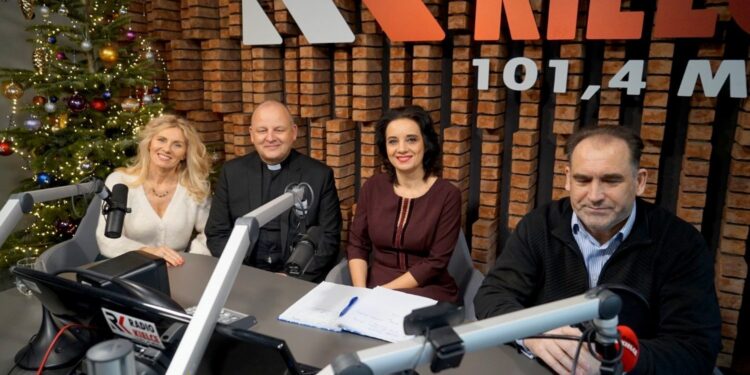 13.12.2021. Radio Kielce. Rozmowa Dnia. Na zdjęciu (od lewej): Renata Morąg - sekretarz Radia Kielce, ks. Krzysztof Banasik - wicedyrektor Caritas Diecezji Kieleckiej, Magdalena Sitek - Radio Kielce i Janusz Knap - prezes Radia Kielce / Piotr Kwaśniewski / Radio Kielce