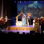 18.12.2021. Kielce. Pastorałka „Chwała Rodzinie Świętej” wystawiona przez osoby niepełnosprawne z Zespołu Inscenizacji Tanecznej „Uśmiech” / Marcin Marszałek / Radio Kielce