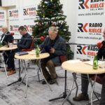 19.12.2021. Kielce. Studio Polityczne Radia Kielce. Na zdjęciu (od lewej): Marek Kwitek - PiS, Lucjan Pietrzczyk - PO, Dawid Lewicki - Konfederacja, Czesław Siekierski - PSL, Jacek Skórski - Nowa Lewica / Kamil Król / Radio Kielce