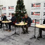 19.12.2021. Kielce. Studio Polityczne Radia Kielce. Na zdjęciu (od lewej): Marek Kwitek - PiS, Lucjan Pietrzczyk - PO, Dawid Lewicki - Konfederacja, Czesław Siekierski - PSL, Jacek Skórski - Nowa Lewica / Kamil Król / Radio Kielce