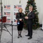 24.12.2021. Kielce. Życzenia dla słuchaczy Radia Kielce. Na zdjęciu (od lewej): Anna Krupka - wiceminister sportu i Krzysztof Słoń - senator PiS / Piotr Kwaśniewski / Radio Kielce