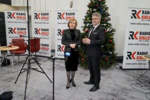 24.12.2021. Kielce. Życzenia dla słuchaczy Radia Kielce. Na zdjęciu (od lewej): Anna Krupka - wiceminister sportu i Krzysztof Słoń - senator PiS / Piotr Kwaśniewski / Radio Kielce