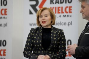 24.12.2021. Kielce. Życzenia dla słuchaczy Radia Kielce. Na zdjęciu (od lewej): Anna Krupka - wiceminister sportu i Krzysztof Słoń - senator PiS / Piotr Kwaśniewski / Radio Kielce