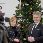 24.12.2021. Kielce. Życzenia dla słuchaczy Radia Kielce. Na zdjęciu (od lewej): Anna Krupka - wiceminister sportu i Krzysztof Słoń - senator PiS / Piotr Kwaśniewski / Radio Kielce