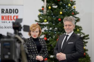 24.12.2021. Kielce. Życzenia dla słuchaczy Radia Kielce. Na zdjęciu (od lewej): Anna Krupka - wiceminister sportu i Krzysztof Słoń - senator PiS / Piotr Kwaśniewski / Radio Kielce