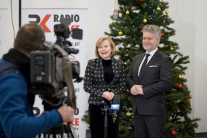 24.12.2021. Kielce. Życzenia dla słuchaczy Radia Kielce. Na zdjęciu (od lewej): Anna Krupka - wiceminister sportu i Krzysztof Słoń - senator PiS / Piotr Kwaśniewski / Radio Kielce