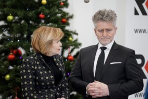 24.12.2021. Kielce. Życzenia dla słuchaczy Radia Kielce. Na zdjęciu (od lewej): Anna Krupka - wiceminister sportu i Krzysztof Słoń - senator PiS / Piotr Kwaśniewski / Radio Kielce