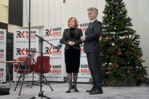 24.12.2021. Kielce. Życzenia dla słuchaczy Radia Kielce. Na zdjęciu (od lewej): Anna Krupka - wiceminister sportu i Krzysztof Słoń - senator PiS / Piotr Kwaśniewski / Radio Kielce