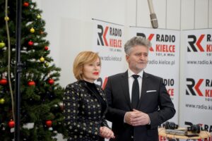 24.12.2021. Kielce. Życzenia dla słuchaczy Radia Kielce. Na zdjęciu (od lewej): Anna Krupka - wiceminister sportu i Krzysztof Słoń - senator PiS / Piotr Kwaśniewski / Radio Kielce