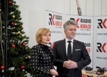 24.12.2021. Kielce. Życzenia dla słuchaczy Radia Kielce. Na zdjęciu (od lewej): Anna Krupka - wiceminister sportu i Krzysztof Słoń - senator PiS / Piotr Kwaśniewski / Radio Kielce