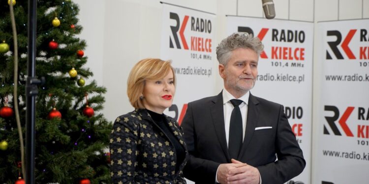 24.12.2021. Kielce. Życzenia dla słuchaczy Radia Kielce. Na zdjęciu (od lewej): Anna Krupka - wiceminister sportu i Krzysztof Słoń - senator PiS / Piotr Kwaśniewski / Radio Kielce