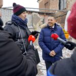 22.12.2021. Kielce. Świąteczny happening Teatru Lalki i Aktora „Kubuś”. Na zdjęciu (od lewej):  Piotr Bogusław Jędrzejczak - dyrektor Teatru Lalki i Aktora „Kubuś” i Marcin Chłodnicki - zastępca prezydenta Kielc / Piotr Kwaśniewski / Radio Kielce