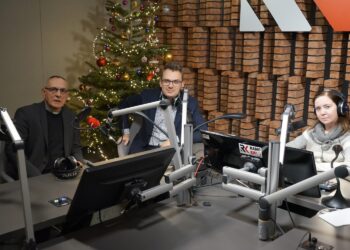 22.12.2021. Radio Kielce. Punkty Widzenia. Na zdjęciu (od lewej): ks. Mirosław Cisowski - rzecznik diecezji kieleckiej, Wojciech Purtak - dyrektor „Szklanego Domu" w Ciekotach, Iwona Murawska - dziennikarz Radia Kielce. / Sebastian Kalwat / Radio Kielce