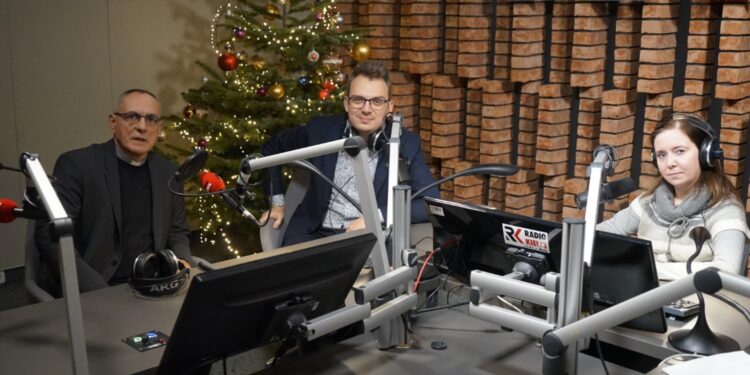 22.12.2021. Radio Kielce. Punkty Widzenia. Na zdjęciu (od lewej): ks. Mirosław Cisowski - rzecznik diecezji kieleckiej, Wojciech Purtak - dyrektor „Szklanego Domu" w Ciekotach, Iwona Murawska - dziennikarz Radia Kielce. / Sebastian Kalwat / Radio Kielce