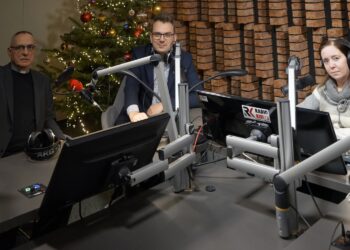 22.12.2021. Radio Kielce. Punkty Widzenia. Na zdjęciu (od lewej): ks. Mirosław Cisowski - rzecznik diecezji kieleckiej, Wojciech Purtak - dyrektor „Szklanego Domu" w Ciekotach, Iwona Murawska - dziennikarz Radia Kielce. / Sebastian Kalwat / Radio Kielce