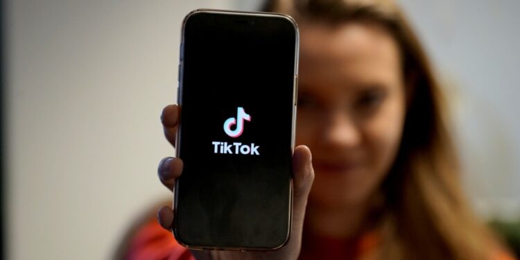 TikTok, social media, komputer, telefon / Piotr Kwaśniewski / Radio Kielce