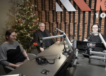 27.12.2021. Radio Kielce. Punkty Widzenia. Na zdjęciu (od lewej): Anna Mazur - Kielecki Bank Żywności, ksiądz Stanisław Słowik - dyrektor Caritas Diecezji Kieleckiej i Iwona Murawska - Radio Kielce / Dionizy Krawczyński / Radio Kielce