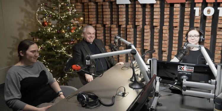 27.12.2021. Radio Kielce. Punkty Widzenia. Na zdjęciu (od lewej): Anna Mazur - Kielecki Bank Żywności, ksiądz Stanisław Słowik - dyrektor Caritas Diecezji Kieleckiej i Iwona Murawska - Radio Kielce / Dionizy Krawczyński / Radio Kielce