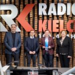 30.12.2021. Radio Kielce. Paweł Solarz otrzymał nagrodę od Państwowej Inspekcji Pracy za aktywną działalność na rzecz promocji i upowszechnia wiedzy o prawach pracowniczych. Na zdjęciu (od lewej): Janusz Knap - prezes Radia Kielce, Jan Jóźwik - zastępca Okręgowego Inspektora Pracy w Kielcach, Paweł Solarz - Radio Kielce i Barbara Kaszycka - rzecznik Okręgowego Inspektoratu Pracy w Kielcach / Piotr Kwaśniewski / Radio Kielce
