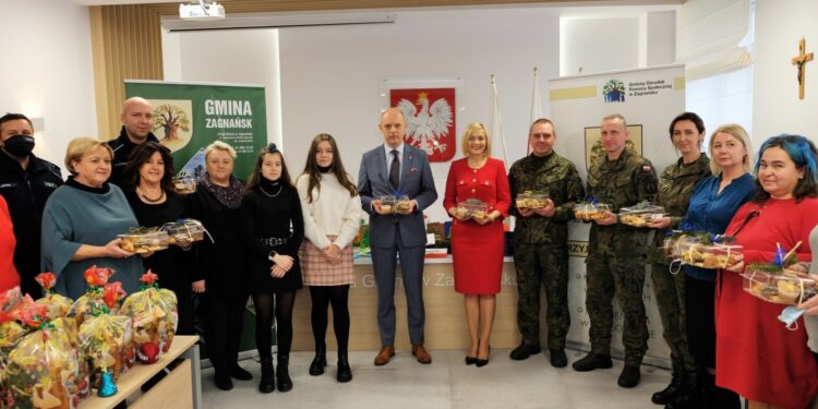 16.12.2021. Zagnańsk. Akcja „Murem za Polskim Mundurem” / Urząd Gminy w Zagnańsku