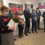 10.12.2021. Sandomierz. BWA. Wystawa pt. „Porównania 30”. Na zdjęciu (od prawej): Marek Jońca - członek zarządu województwa świętokrzyskiego, Paweł Niedźwiedź -  wicestarosta sandomierski, Ryszard Nagórny - członek zarządu powiatu sandomierskiego, Marcin Marzec - burmistrz Sandomierza, Grażyna Szklarska - członek zarządu powiatu sandomierskiego, Cezary Łutowicz - zdobywca  I miejsca w konkursie „Porównania 30”, Barbara Rożek -dyrektor Miejskiej Biblioteki Publicznej w Sandomierzu, Marek Rożek - prezes Klubu Miłośników Sandomierza / Grażyna Szlęzak-Wójcik / Radio Kielce