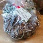 02.12.2021. Sandomierz. Na zdjęciu: stroiki, bombki z różnych materiałów, choinki oraz inne elementy dekoracyjne przygotowane przez rodziców i uczniów Katolickiego Liceum Ogólnokształcącego i Szkoły Podstawowej im. św. Królowej Jadwigi / Grażyna Szlęzak-Wójcik / Radio Kielce