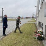 05.12.2021. Sandomierz. Uroczystości 154. rocznicy urodzin marszałka Józefa Piłsudskiego. Na zdjęciu (od lewej): Marek Strugała - radny Rady Miasta Sandomierza i ppor Magdalena Kobiałka - 3. Batalion Radiotechniczny w Sandomierzu / Grażyna Szlęzak-Wójcik / Radio Kielce