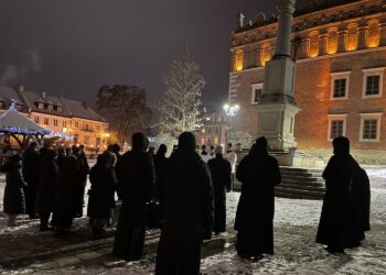 08.12.2021. Sandomierz. Biskup Nitkiewicz modlił się przy figurze Matki Bożej stojącej przy sandomierskim ratuszu / Grażyna Szlęzak-Wójcik / Radio Kielce