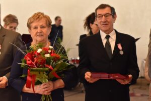 02.12.2021. Końskie. 19 par odebrało prezydencki Medal za Długoletnie Pożycie Małżeńskie. Na zdjęciu: Zygmunt i Grażyna Ferensowie / Magdalena Galas-Klusek / Radio Kielce