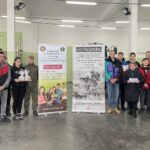 08.12.2021. Sandomierz. Uczniowie  Zespołu Szkół Centrum Kształcenia Rolniczego w Sandomierzu przekazali jabłka dla służb mundurowych / Grażyna Szlęzak-Wójcik / Radio Kielce