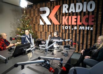 08.12.2021. Radio Kielce. Na zdjęciu (od lewej): Andrzej Sygut - były zastępca prezydenta Kielc, były kurator oświaty, gen. Jarosław Kaleta - komendant Komendy Wojewódzkiej Policji w Kielcach, Michał Kita - Radio Kielce, Lidia Świeboda-Toborek - psycholog / Sebastian Kalwat / Radio Kielce