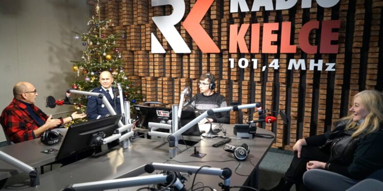 08.12.2021. Radio Kielce. Na zdjęciu (od lewej): Andrzej Sygut - były zastępca prezydenta Kielc, były kurator oświaty, gen. Jarosław Kaleta - komendant Komendy Wojewódzkiej Policji w Kielcach, Michał Kita - Radio Kielce, Lidia Świeboda-Toborek - psycholog / Sebastian Kalwat / Radio Kielce