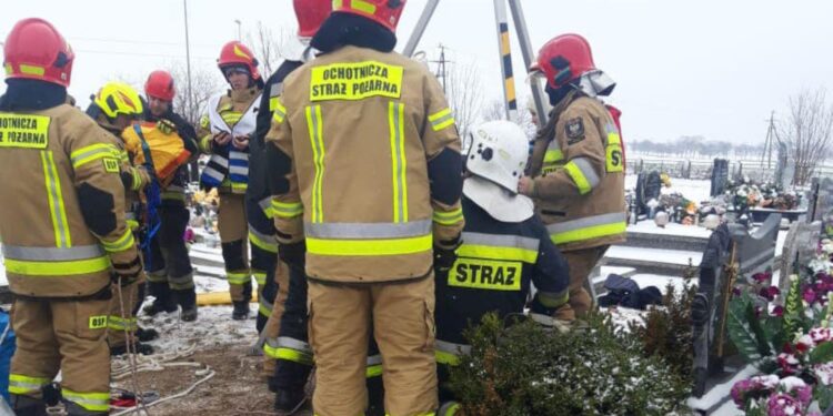 Straż, cmentarz, wypadek / OSP Rożental/FB