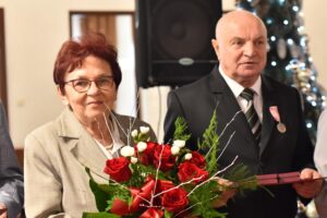 02.12.2021. Końskie. 19 par odebrało prezydencki Medal za Długoletnie Pożycie Małżeńskie. Na zdjęciu: Marian i Albina Gutowie / Magdalena Galas-Klusek / Radio Kielce