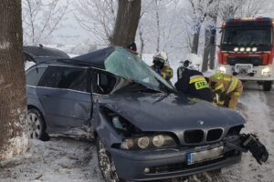 27.12.2021. Wypadek w miejscowości Podlechy / KP PSP Kętrzyn