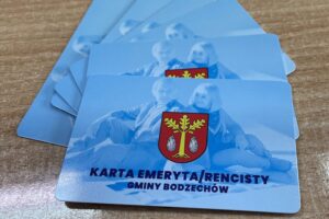 Na zdjęciu: karta emeryta/rencisty gminy Bodzechów / Emilia Sitarska / Radio Kielce