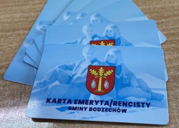 Na zdjęciu: karta emeryta/rencisty gminy Bodzechów / Emilia Sitarska / Radio Kielce