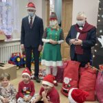 06.12.2021. Jagodne. Mikołajki w przedszkolu. Na zdjęciu (od lewej): Mirosław Seweryn - wójt gminy Mirzec, Agnieszka Kuś - radna powiatu starachowickiego i Krzysztof Lipiec - prezes świętokrzyskich struktur PiS / Anna Głąb / Radio Kielce