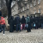 17.12.2021. Kielce. Odbiór paczek z żywnością i środkami czystości, które przygotowała na święta Caritas Diecezji Kieleckiej / Iwona Murawska / Radio Kielce