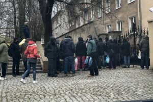 17.12.2021. Kielce. Odbiór paczek z żywnością i środkami czystości, które przygotowała na święta Caritas Diecezji Kieleckiej / Iwona Murawska / Radio Kielce