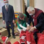 06.12.2021. Jagodne. Mikołajki w przedszkolu. Na zdjęciu (od lewej): Mirosław Seweryn - wójt gminy Mirzec, Agnieszka Kuś - radna powiatu starachowickiego i Krzysztof Lipiec - prezes świętokrzyskich struktur PiS / Anna Głąb / Radio Kielce