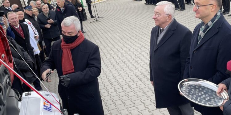 04.12.2021. Łączna. Przekazanie wozu strażackiego dla OSP Łączna. Na zdjęciu (od lewej): Andrzej Bętkowski - marszałek województwa świętokrzyskiego, Krzysztof Lipiec - prezes świętokrzyskich struktur PiS i Piotr Wawrzyk - wiceminister spraw zagranicznych / Anna Głąb / Radio Kielce