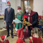 06.12.2021. Jagodne. Mikołajki w przedszkolu. Na zdjęciu (od lewej): Mirosław Seweryn - wójt gminy Mirzec, Agnieszka Kuś - radna powiatu starachowickiego i Krzysztof Lipiec - prezes świętokrzyskich struktur PiS / Anna Głąb / Radio Kielce