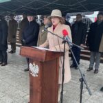 19.12.2021. Starachowice. Przysięga żołnierzy 10. Świętokrzyskiej Brygady Wojsk Obrony Terytorialnej. Na zdjęciu (w środku): Jarosław Rusiecki - senator PiS, płk. Piotr Hałys - dowódca 10. ŚBWOT i Agata Wojtyszek - poseł PiS / Anna Głąb / Radio Kielce