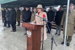 19.12.2021. Starachowice. Przysięga żołnierzy 10. Świętokrzyskiej Brygady Wojsk Obrony Terytorialnej. Na zdjęciu (w środku): Jarosław Rusiecki - senator PiS, płk. Piotr Hałys - dowódca 10. ŚBWOT i Agata Wojtyszek - poseł PiS / Anna Głąb / Radio Kielce