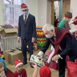 06.12.2021. Jagodne. Mikołajki w przedszkolu. Na zdjęciu (od lewej): Mirosław Seweryn - wójt gminy Mirzec, Agnieszka Kuś - radna powiatu starachowickiego i Krzysztof Lipiec - prezes świętokrzyskich struktur PiS / Anna Głąb / Radio Kielce