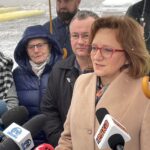 06.12.2021. Na zdjęciu: poseł Agata Wojtyszek (z prawej) wizytuje obwodnicę Wąchocka / Emilia Sitarska / Radio Kielce