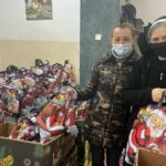 17.12.2021. Kielce. Odbiór paczek z żywnością i środkami czystości, które przygotowała na święta Caritas Diecezji Kieleckiej / Iwona Murawska / Radio Kielce