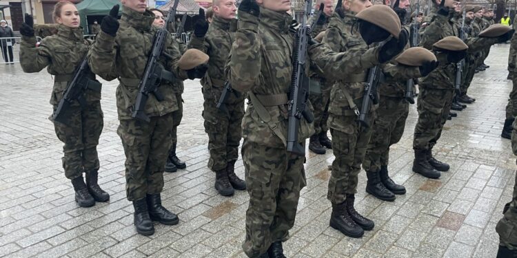 19.12.2021. Starachowice. Przysięga żołnierzy 10. Świętokrzyskiej Brygady Wojsk Obrony Terytorialnej / Anna Głąb / Radio Kielce