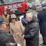 18.12.2021. Starachowice. Przekazanie nowego wozu ratowniczego strażakom z OSP na osiedlu Michałów. Na zdjęciu (w środku): poseł Agata Wojtyszek, poseł Krzysztof Lipiec / Anna Głąb / Radio Kielce